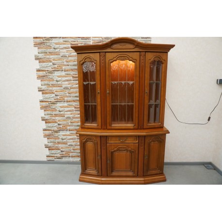 WITRYNA Z KOMODĄ ORZECHOWA PODŚWIETLANA SZER. 130 CM