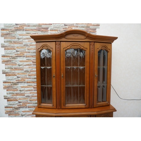 WITRYNA Z KOMODĄ ORZECHOWA PODŚWIETLANA SZER. 130 CM