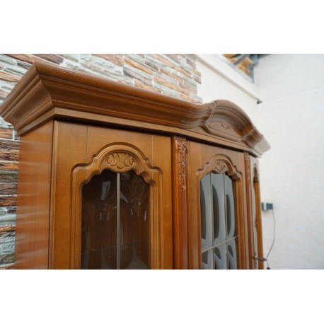 WITRYNA Z KOMODĄ ORZECHOWA PODŚWIETLANA SZER. 130 CM