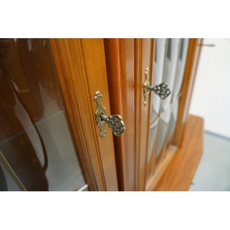 WITRYNA Z KOMODĄ ORZECHOWA PODŚWIETLANA SZER. 130 CM