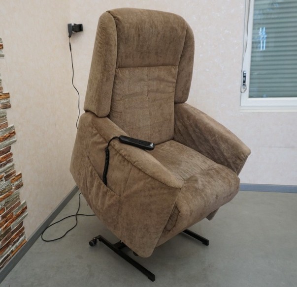 FOTEL GERIATRYCZNY + FUNKCJA POMOCY WSTAWANIA PILOT HUKLA