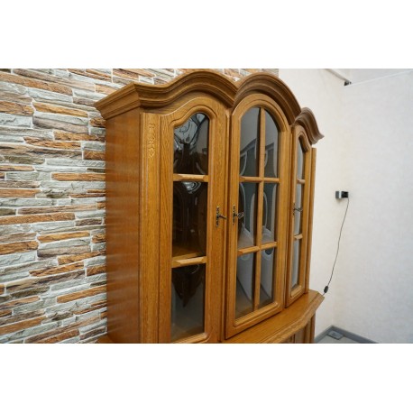 WITRYNA  Z KOMODĄ DĘBOWA  NA COKOLE  szer. 135 cm