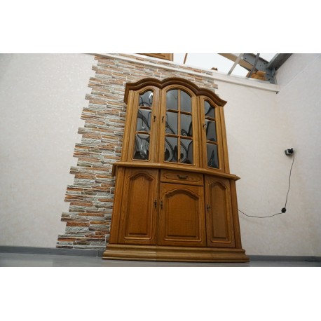 WITRYNA  Z KOMODĄ DĘBOWA  NA COKOLE  szer. 135 cm