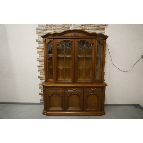 WITRYNA Z KOMODĄ ORZECHOWA PODŚWIETLANA 158 CM