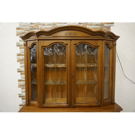 WITRYNA Z KOMODĄ ORZECHOWA PODŚWIETLANA 158 CM