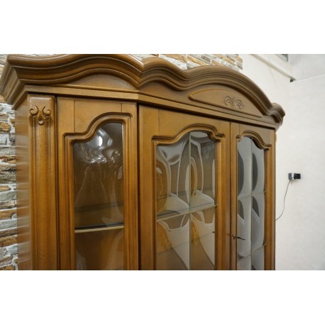 WITRYNA Z KOMODĄ ORZECHOWA PODŚWIETLANA 158 CM