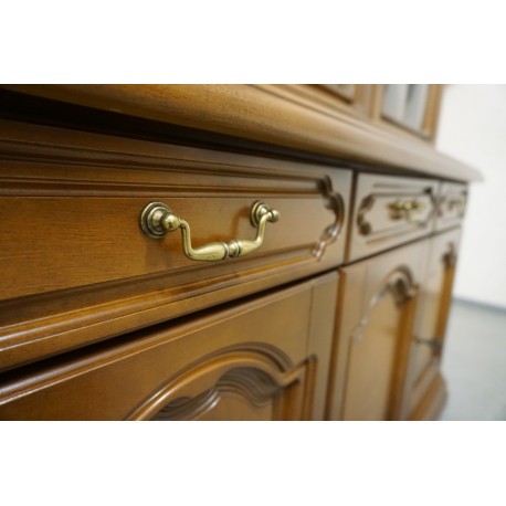 WITRYNA Z KOMODĄ ORZECHOWA PODŚWIETLANA 158 CM