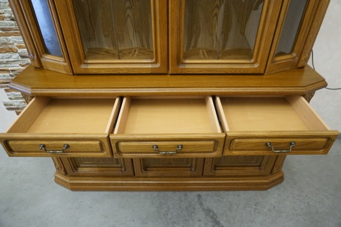 WITRYNA Z KOMODĄ PODŚWIETLANA SZER. 158 CM