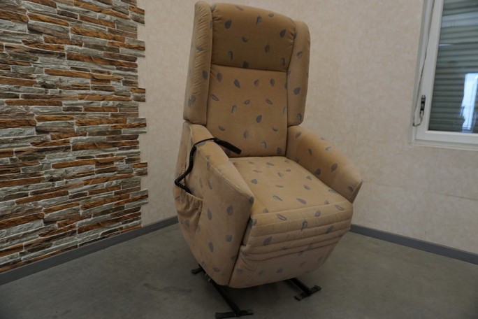 FOTEL GERIATRYCZNY ELEKTRYCZNY Z FUNKCJA POMOCY WSTAWANIA 3w1