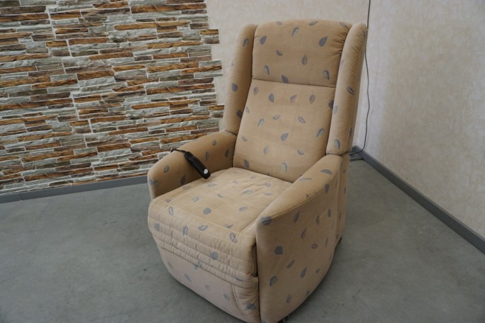 FOTEL GERIATRYCZNY ELEKTRYCZNY Z FUNKCJA POMOCY...