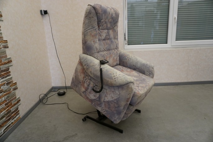 FOTEL GERIATRYCZNY ELEKTR+ FUNKCJA POMOCY WSTAWANIA PILOT 3w1