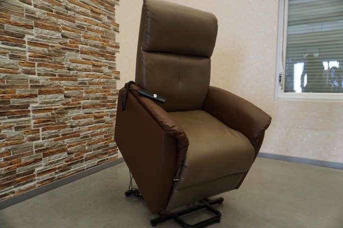 FOTEL GERIATRYCZNY ELEKTRYCZNY Z FUNKCJA POMOCY...