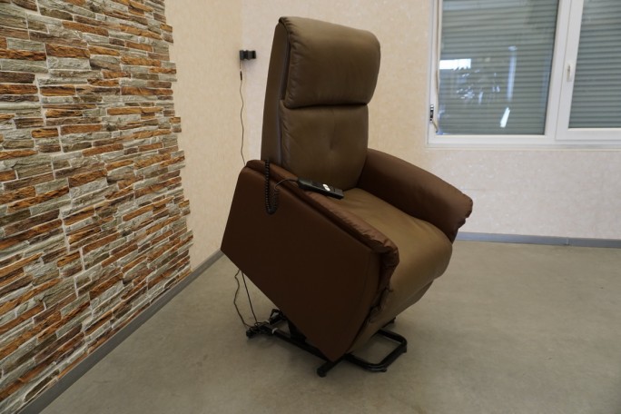 FOTEL GERIATRYCZNY ELEKTRYCZNY Z FUNKCJA POMOCY WSTAWANIA 3w1