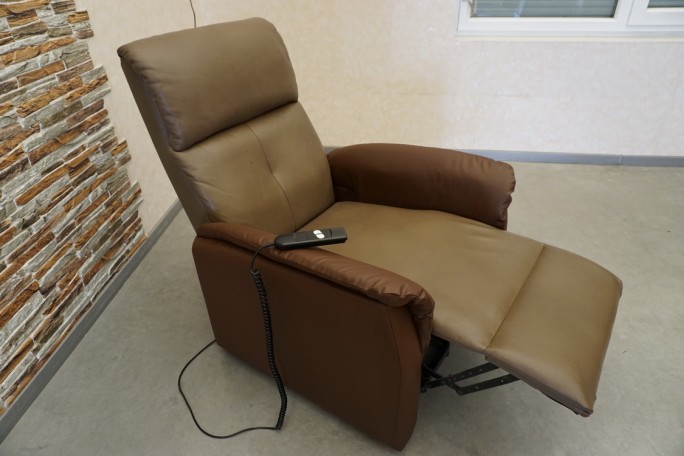 FOTEL GERIATRYCZNY ELEKTRYCZNY Z FUNKCJA POMOCY...