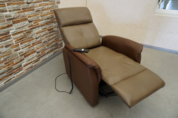 FOTEL GERIATRYCZNY ELEKTRYCZNY Z FUNKCJA POMOCY...