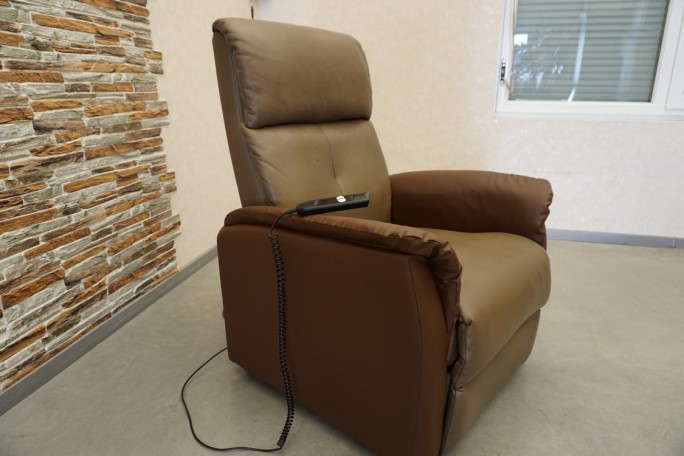 FOTEL GERIATRYCZNY ELEKTRYCZNY Z FUNKCJA POMOCY...