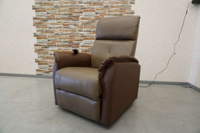 FOTEL GERIATRYCZNY ELEKTRYCZNY Z FUNKCJA POMOCY...