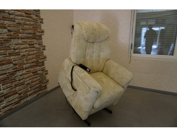 FOTEL GERIATRYCZNY JASNY + FUNKCJA POMOCY WSTAWANIA PILOT 3w1