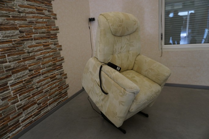 FOTEL GERIATRYCZNY JASNY + FUNKCJA POMOCY WSTAWANIA PILOT 3w1