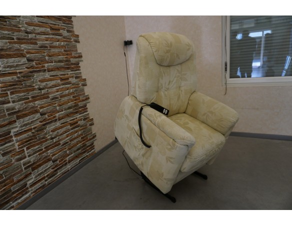 FOTEL GERIATRYCZNY JASNY + FUNKCJA POMOCY WSTAWANIA PILOT 3w1