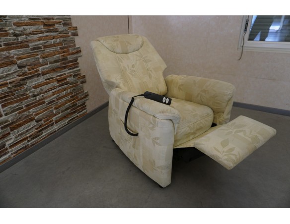 FOTEL GERIATRYCZNY JASNY + FUNKCJA POMOCY WSTAWANIA PILOT 3w1