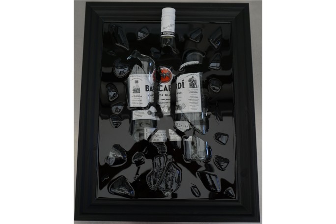 BUTELKA BACARDI W DREWNIANEJ RAMIE