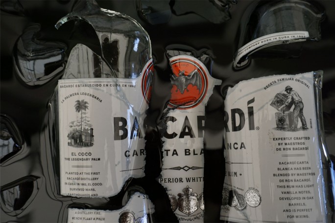 BUTELKA BACARDI W DREWNIANEJ RAMIE