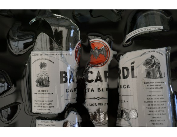 BUTELKA BACARDI W DREWNIANEJ RAMIE