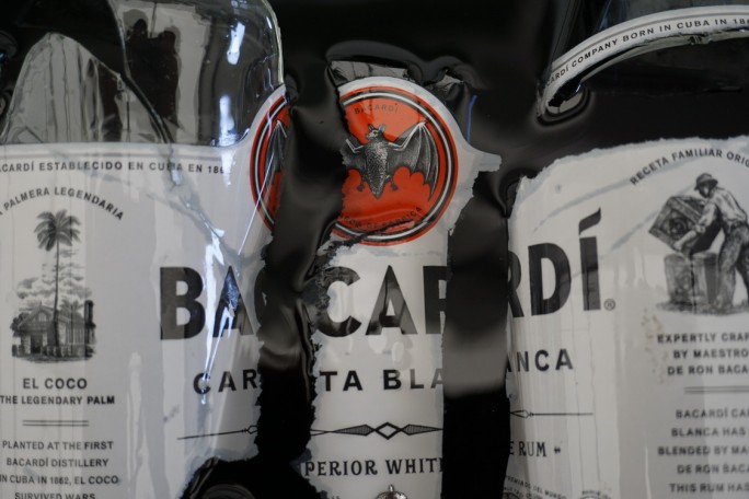 BUTELKA BACARDI W DREWNIANEJ RAMIE