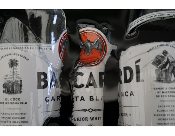 BUTELKA BACARDI W DREWNIANEJ RAMIE