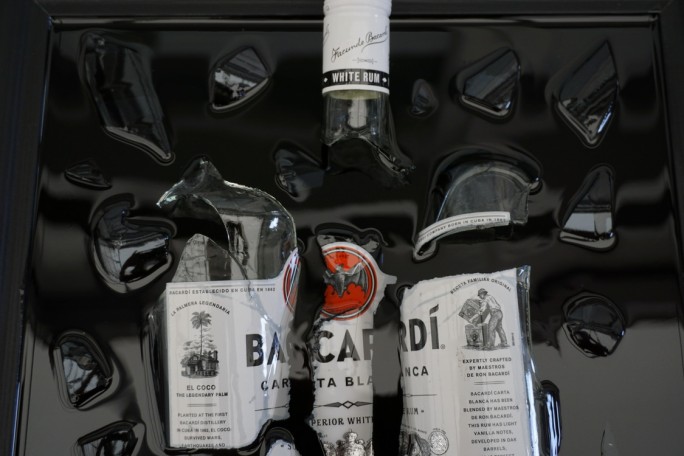 BUTELKA BACARDI W DREWNIANEJ RAMIE