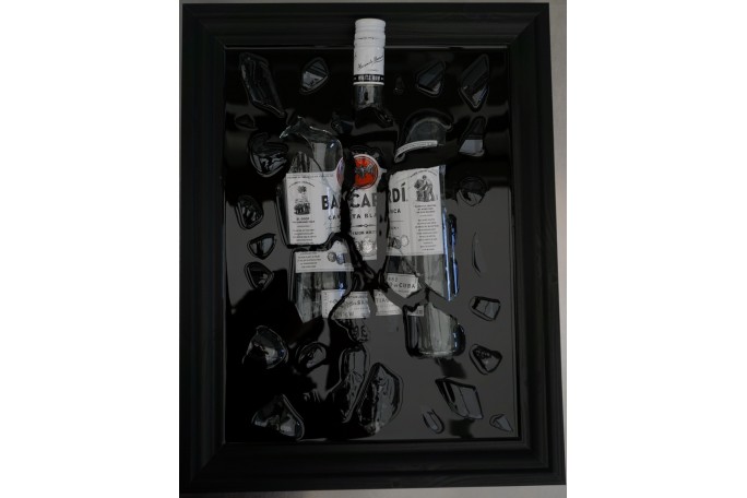 BUTELKA BACARDI W DREWNIANEJ RAMIE