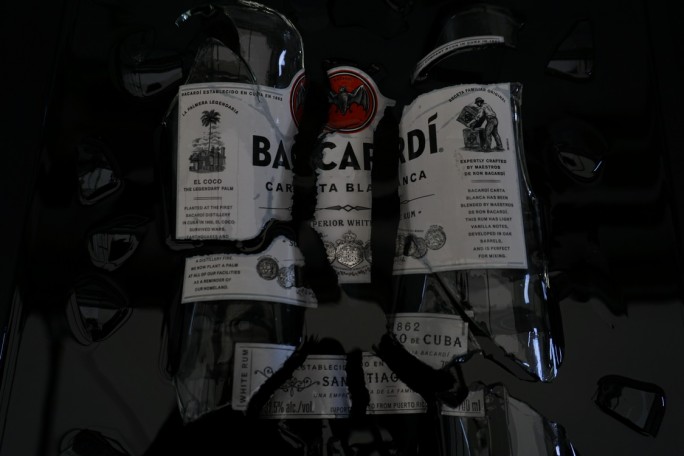 BUTELKA BACARDI W DREWNIANEJ RAMIE