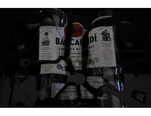 BUTELKA BACARDI W DREWNIANEJ RAMIE