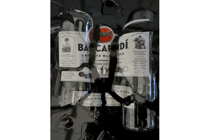 BUTELKA BACARDI W DREWNIANEJ RAMIE