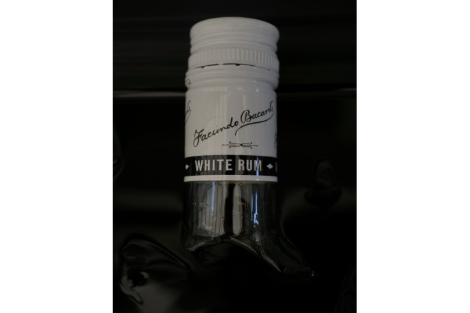 BUTELKA BACARDI W DREWNIANEJ RAMIE