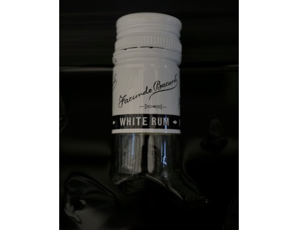 BUTELKA BACARDI W DREWNIANEJ RAMIE