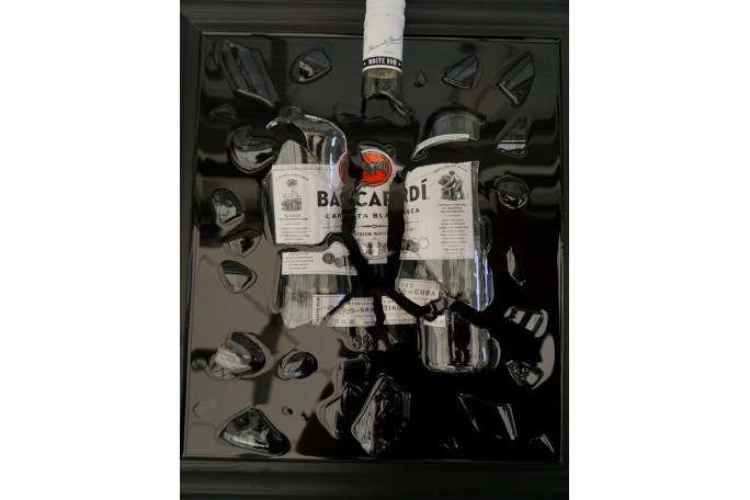 BUTELKA BACARDI W DREWNIANEJ RAMIE