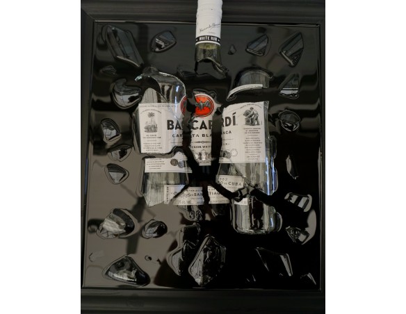 BUTELKA BACARDI W DREWNIANEJ RAMIE