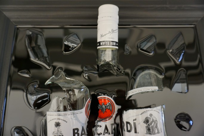 BUTELKA BACARDI W DREWNIANEJ RAMIE