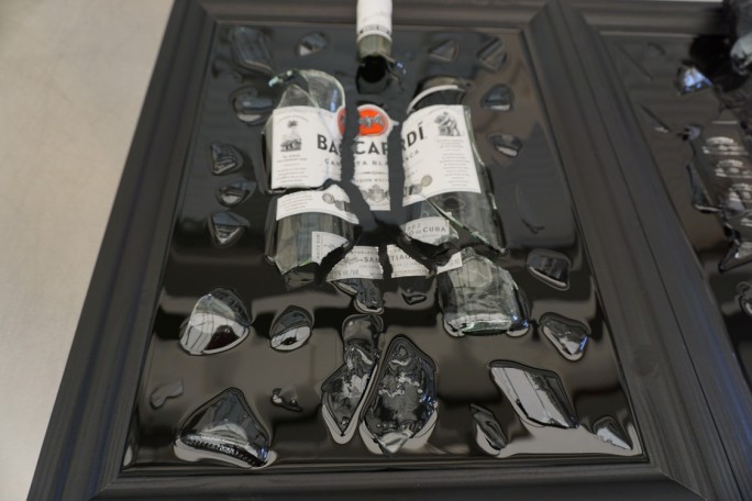 BUTELKA BACARDI W DREWNIANEJ RAMIE