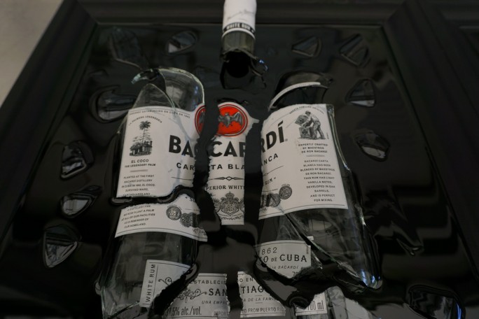 BUTELKA BACARDI W DREWNIANEJ RAMIE