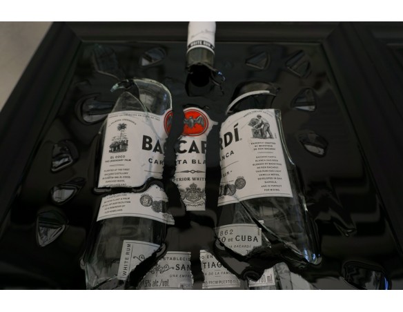 BUTELKA BACARDI W DREWNIANEJ RAMIE