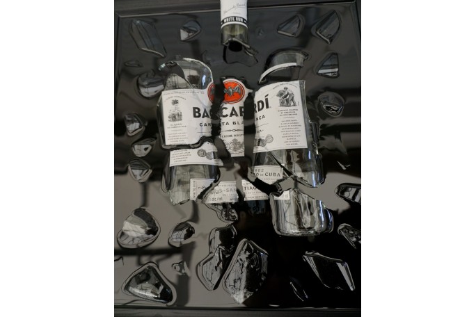 BUTELKA BACARDI W DREWNIANEJ RAMIE