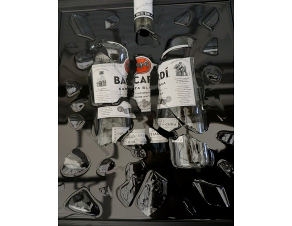 BUTELKA BACARDI W DREWNIANEJ RAMIE