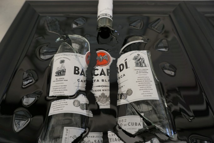 BUTELKA BACARDI W DREWNIANEJ RAMIE