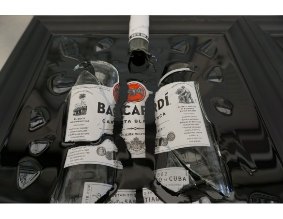 BUTELKA BACARDI W DREWNIANEJ RAMIE