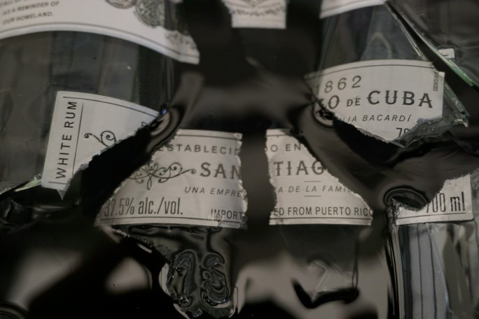 BUTELKA BACARDI W DREWNIANEJ RAMIE