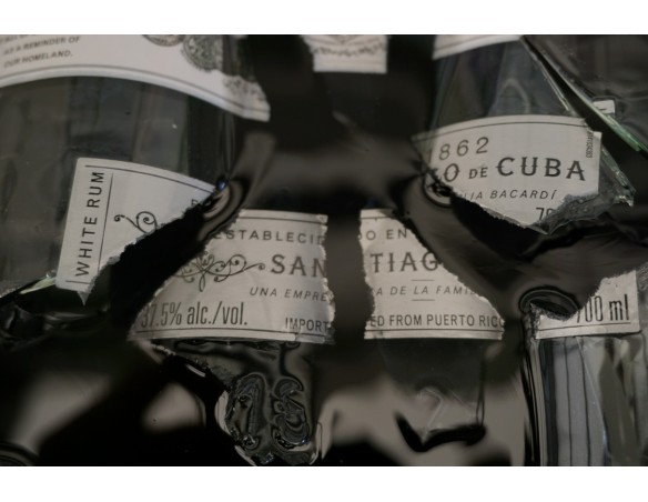 BUTELKA BACARDI W DREWNIANEJ RAMIE