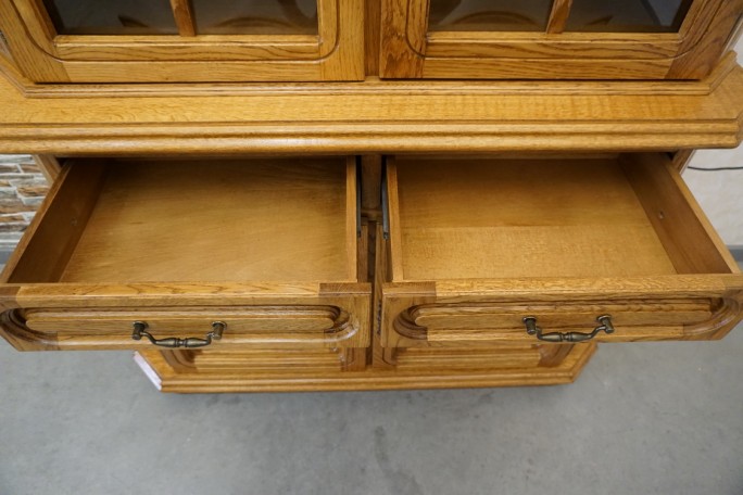 WITRYNA Z KOMODĄ PODŚWIETLANA SZER. 120 CM